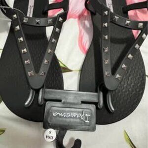 Women’s size 5 Ipamema Sandal